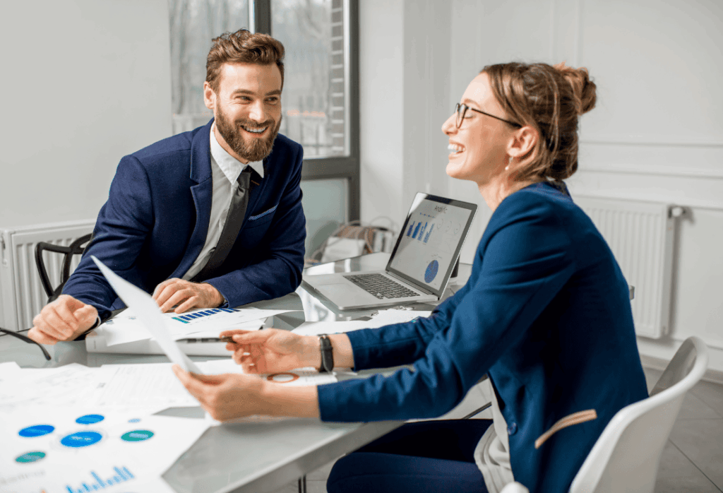 Homem contador e cliente mulher analisando gráficos e documentos da empresa