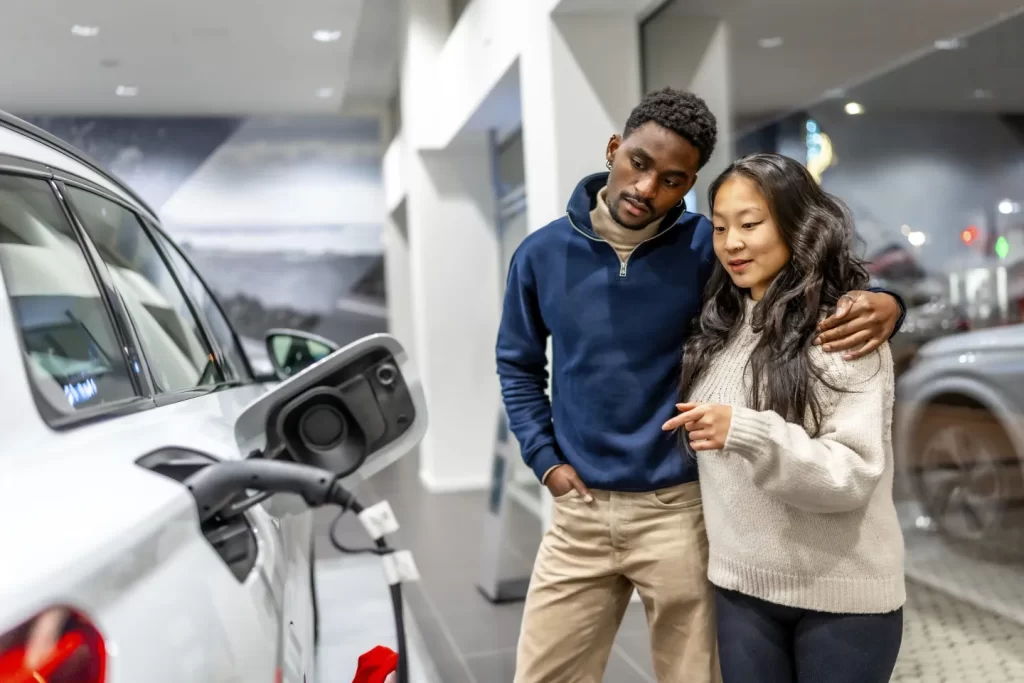 Pessoa comprando carro elétrico no Brasil, representando mobilidade sustentável e mercado automotivo