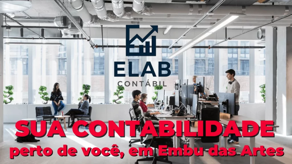 Pessoas trabalhando no escritório da ELAB Contábil em Embu das Artes, SP