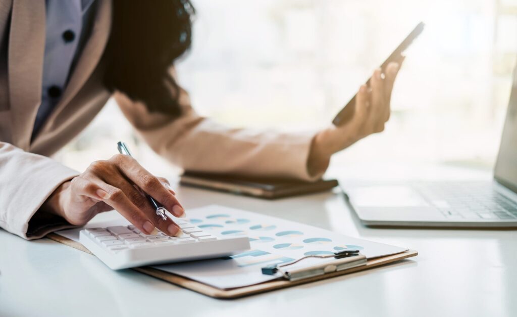 Contador discutindo estratégias de negócios com estrategista, analisando documentos e planejamentos