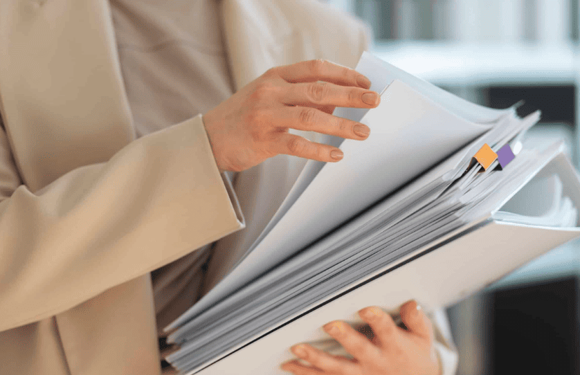 Pessoa levando documentos necessários para abertura de empresa