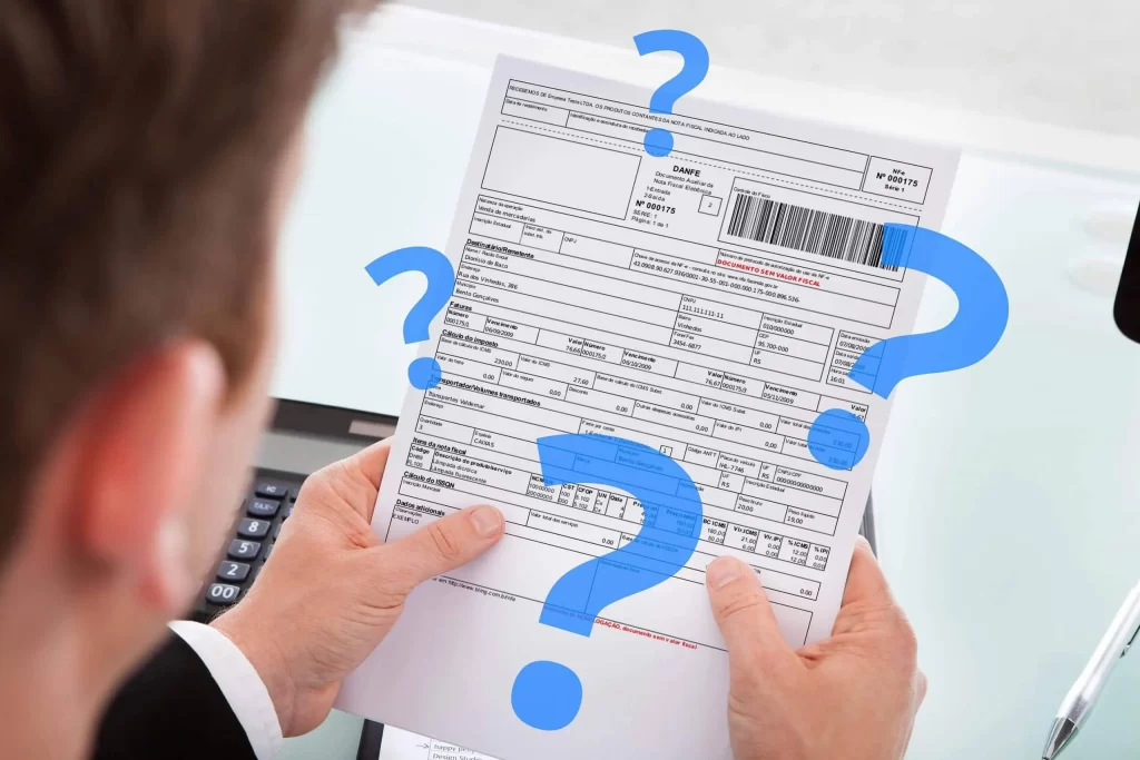 Homem segurando nota fiscal com várias interrogações ao redor, representando dúvidas sobre emissão ou interpretação fiscal