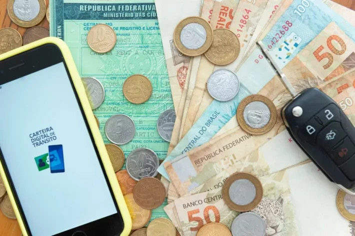 Carro elétrico sendo adquirido no Brasil, representando a aplicação de impostos sobre veículos elétricos