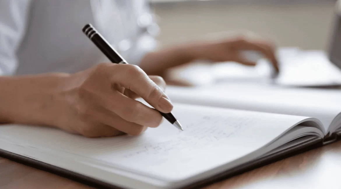 Produtos como bebidas e cigarros representando o conceito de imposto do pecado