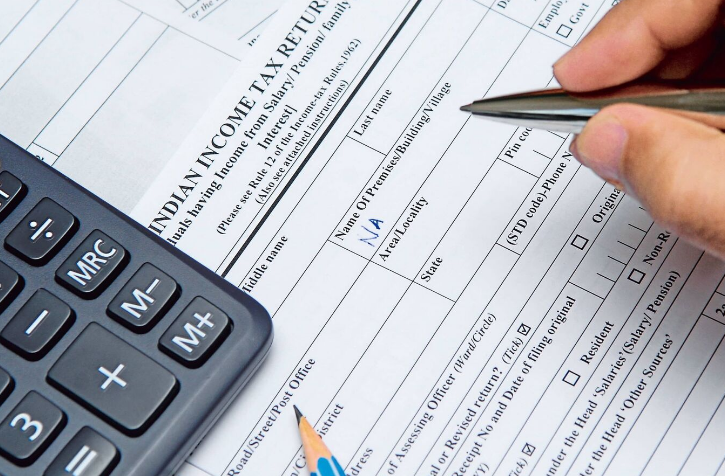 Pagamento de impostos representado por documentos fiscais e valores, indicando cumprimento das obrigações tributárias