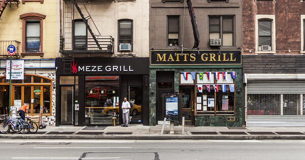 Comércios e pequenas empresas em um bairro, mostrando o dia a dia local