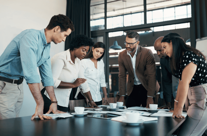 Pessoas trabalhando em equipe em escritório moderno