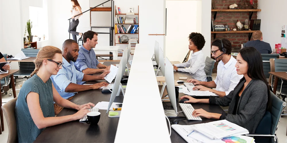 Pessoas trabalhando em equipe em um escritório moderno