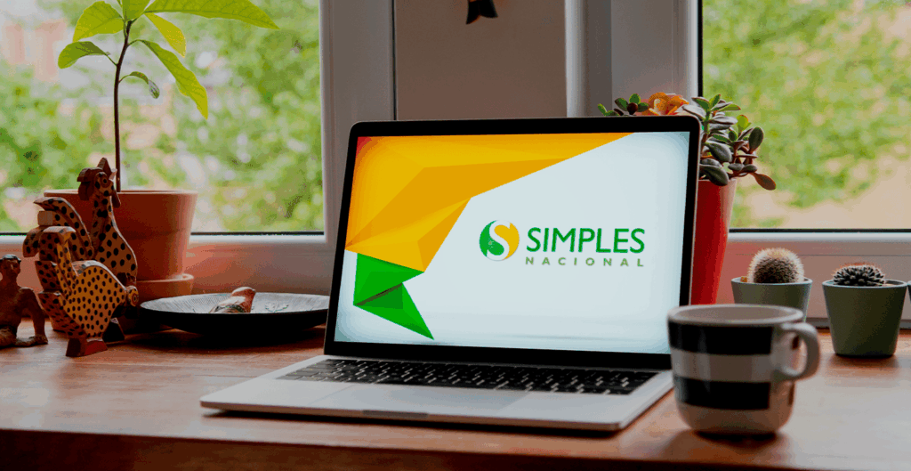 Guia completo do Simples Nacional com documentos, calculadora e caneta, representando orientação fiscal e planejamento tributário