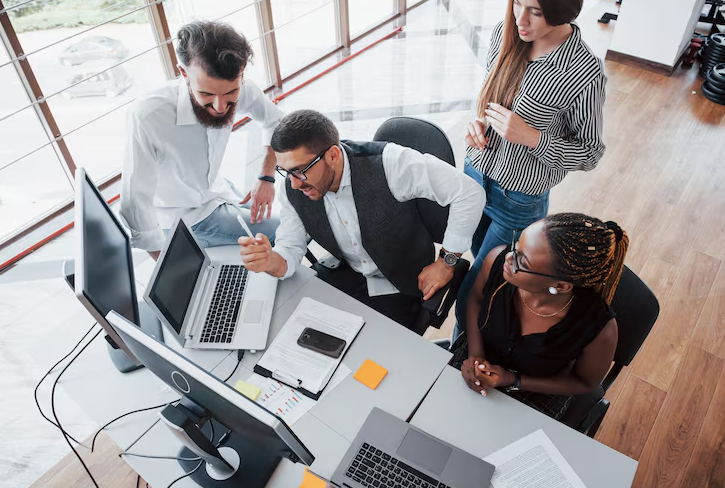 Várias pessoas trabalhando em um escritório corporativo