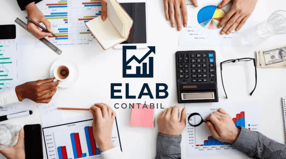 Planilhas, gráficos e calculadora representando contabilidade gerencial