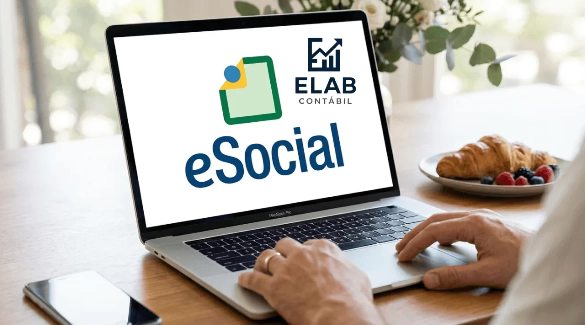 Pessoa usando notebook aberto com logo do eSocial 2025 e ELAB Contábil, representando mudanças para pequenas empresas e MEI