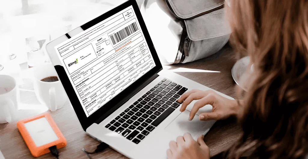 Mulher emitindo nota fiscal no notebook, representando controle e gestão fiscal