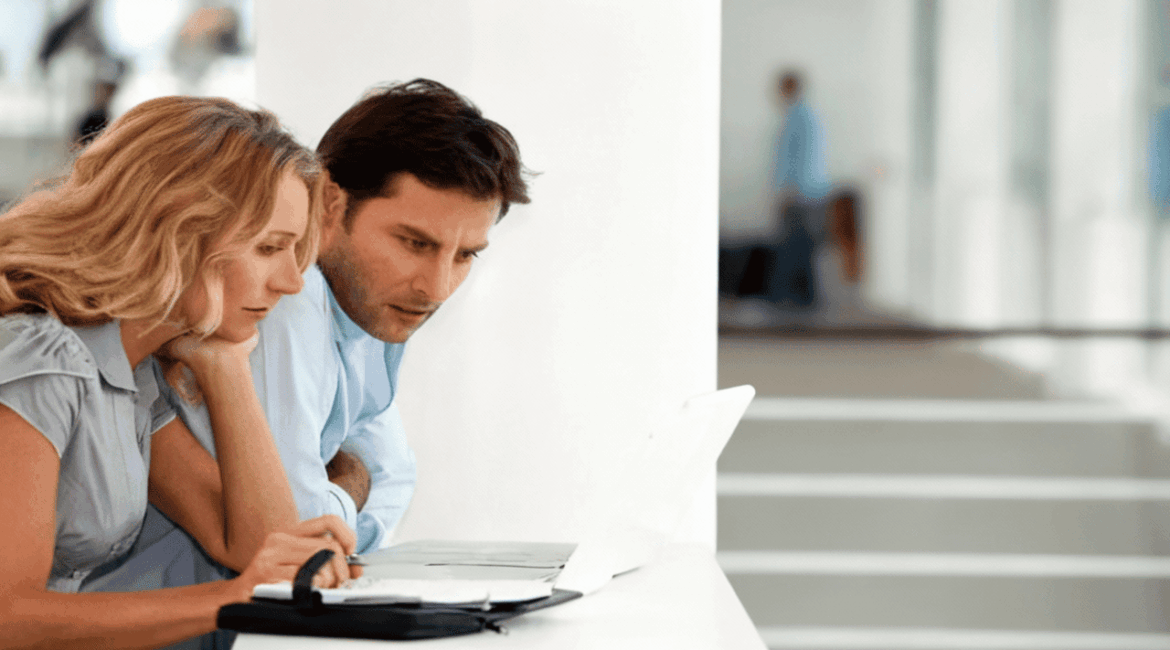 Pessoa organizando planilhas, gráficos e documentos para finanças de PME