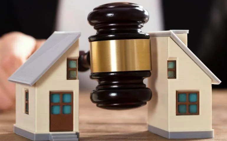 Martelo de juiz e divisão de bens simbolizando separação de patrimônio