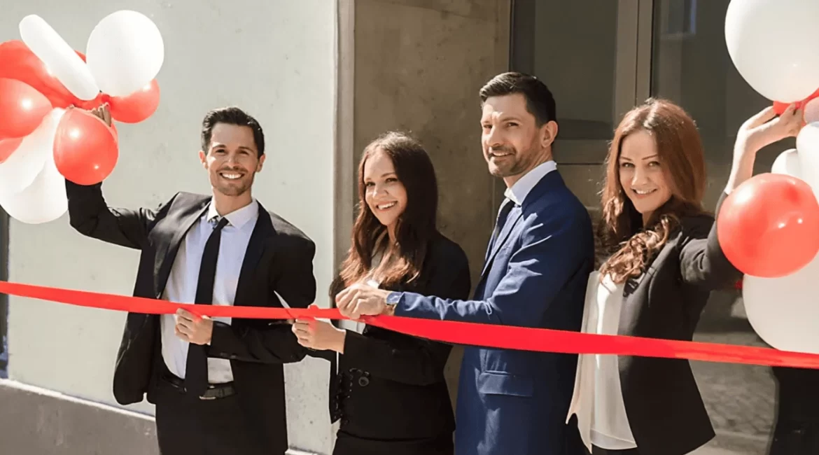 Empresários cortando a fita e comemorando a abertura de empresa em Cotia.