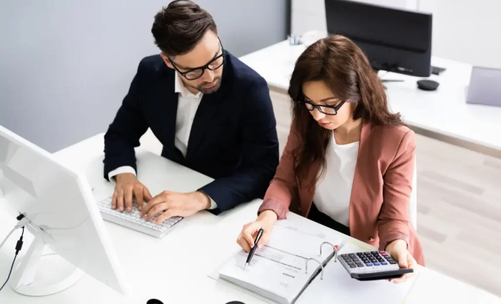 Auditores internos analisando documentos da empresa para garantir precisão e conformidade.