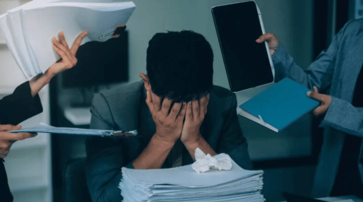 Profissional de RH revisando contratos e documentos trabalhistas para evitar problemas legais.