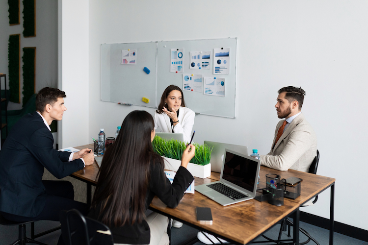 Contadores realizando reunião no escritório para análise contábil e planejamento