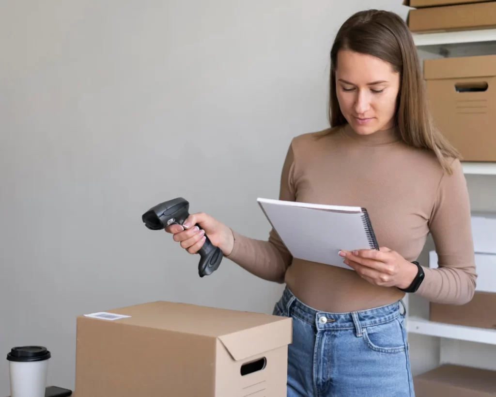 Mulher empreendedora definindo o preço de seus produtos para vendas mais estratégicas.