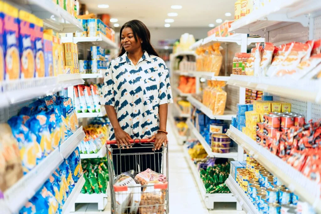 Mulher realizando compras no supermercado de forma organizada
