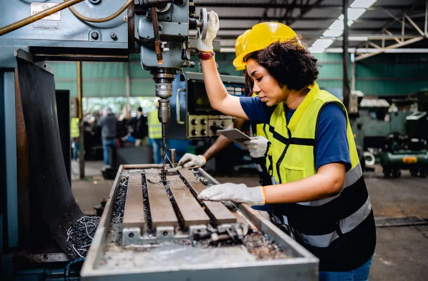 Trabalhadores atuando na fábrica durante atividades de produção industrial