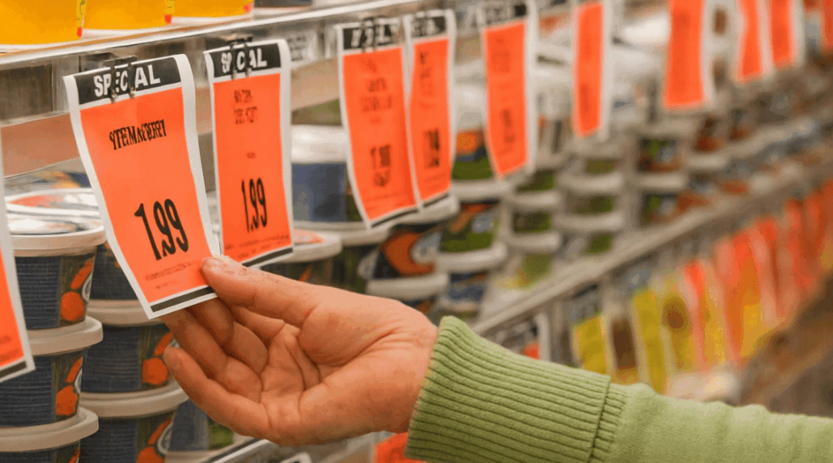 Profissional definindo o preço de um produto no varejo para maximizar vendas e lucro.