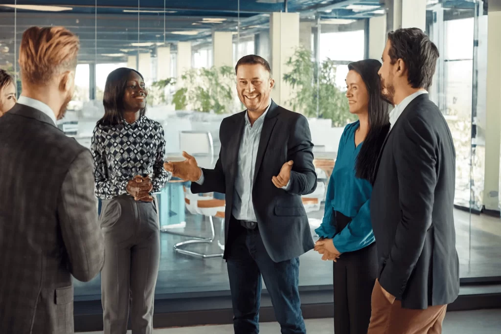 Empresários realizando reunião para alinhamento estratégico e tomada de decisões