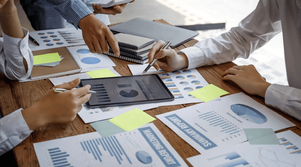 Relatórios financeiros atualizados sobre a mesa com gráficos e documentos, representando controle financeiro e tomada de decisão estratégica