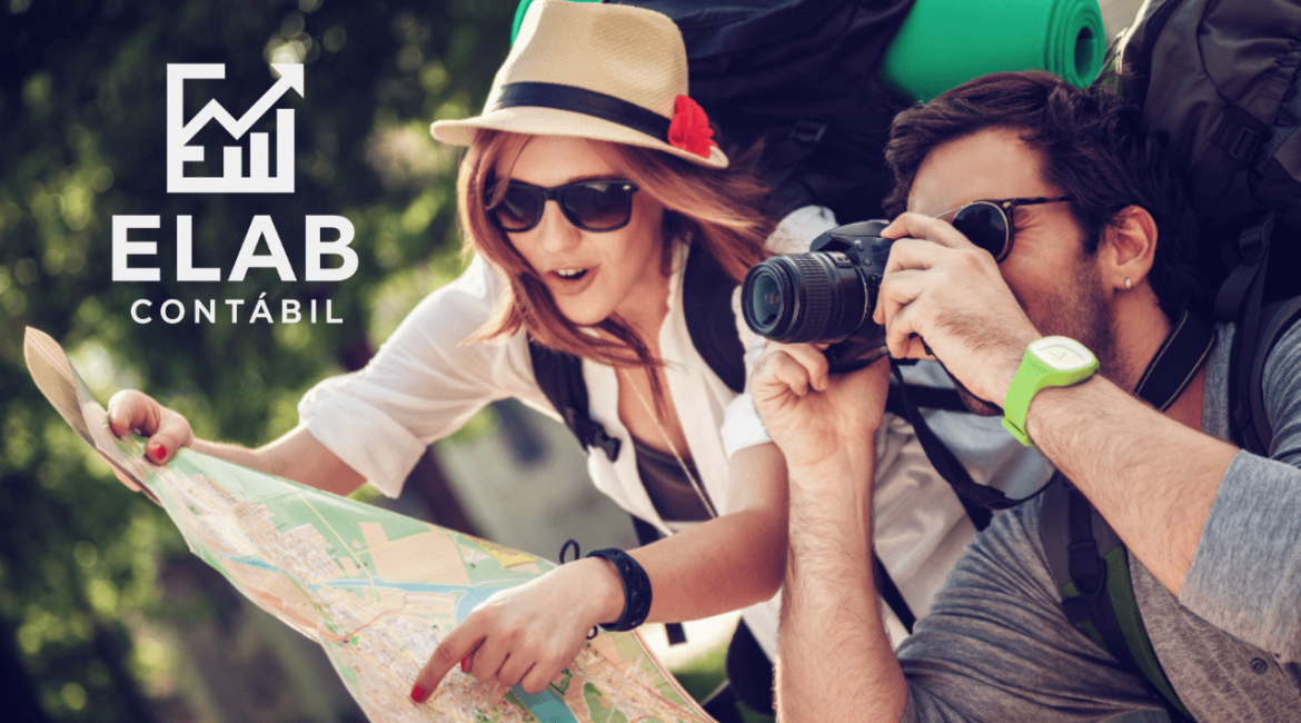 Profissional organizando documentos e planejando a abertura de uma agência de turismo no escritório.