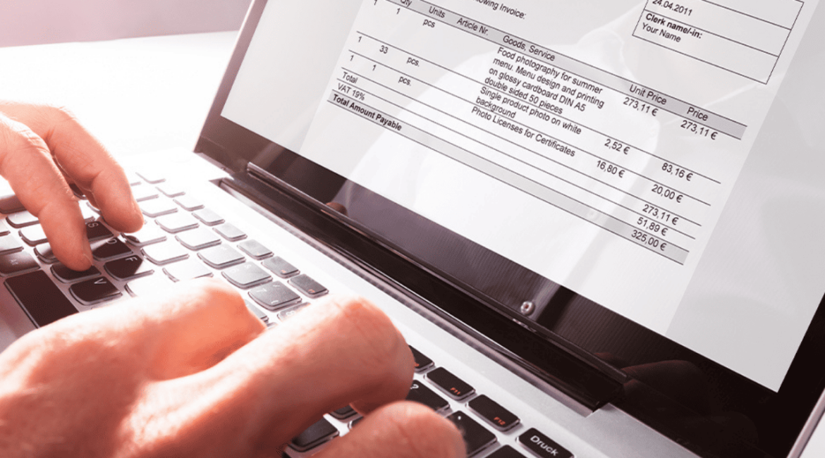 Documentos fiscais da nota fiscal na Reforma Tributária sobre a mesa com calculadora e caneta, representando adequação às novas regras tributárias